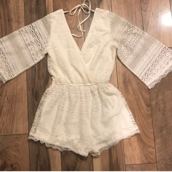 NWOT BAND OF GYPSIES FOR ANTHRO WHITE LACE V-NECK ROMPER LINED SO BEAUTIFUL - Picture 7 of 9